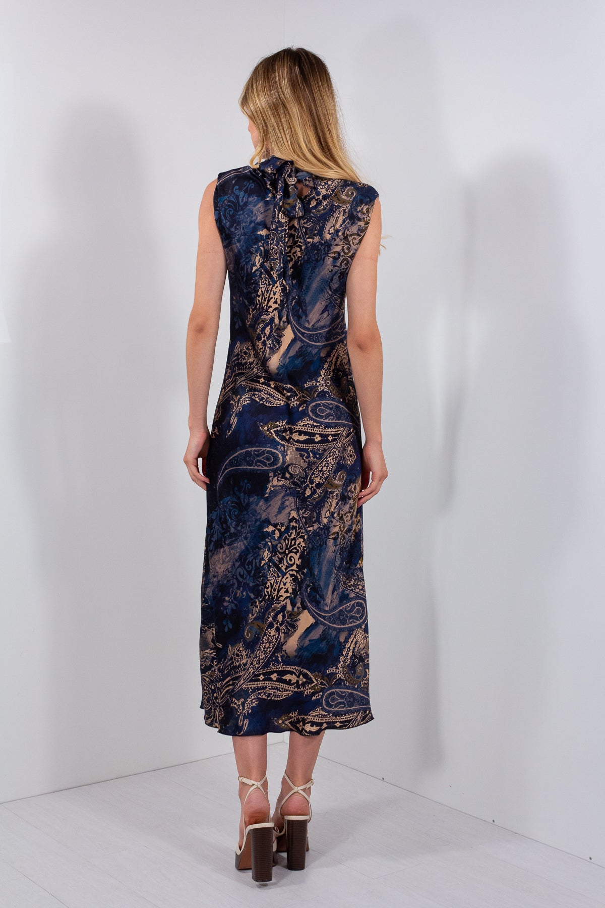 ABITO SMANICATO RASO STAMPA FOULARD