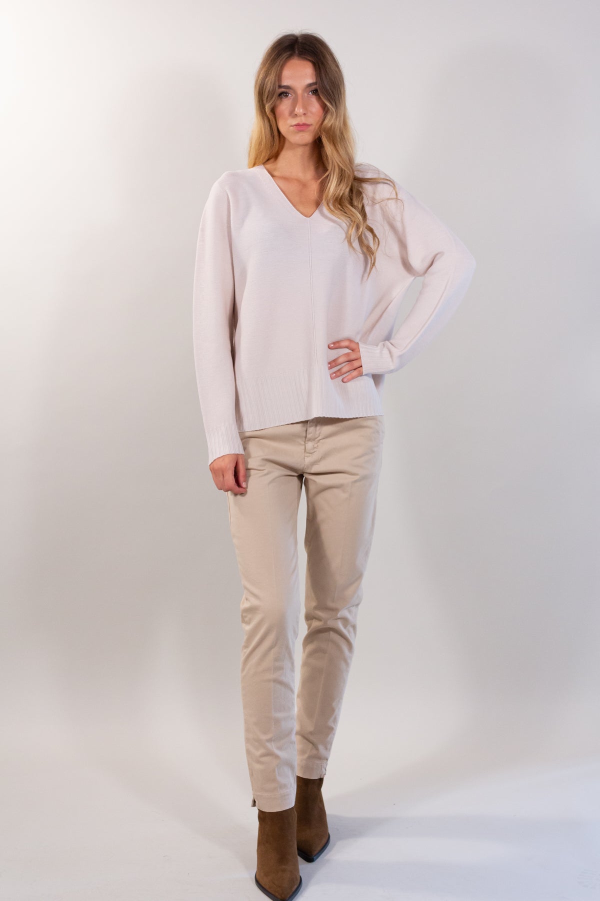 V-NECK SWEATER IN PURE FINE WOOL